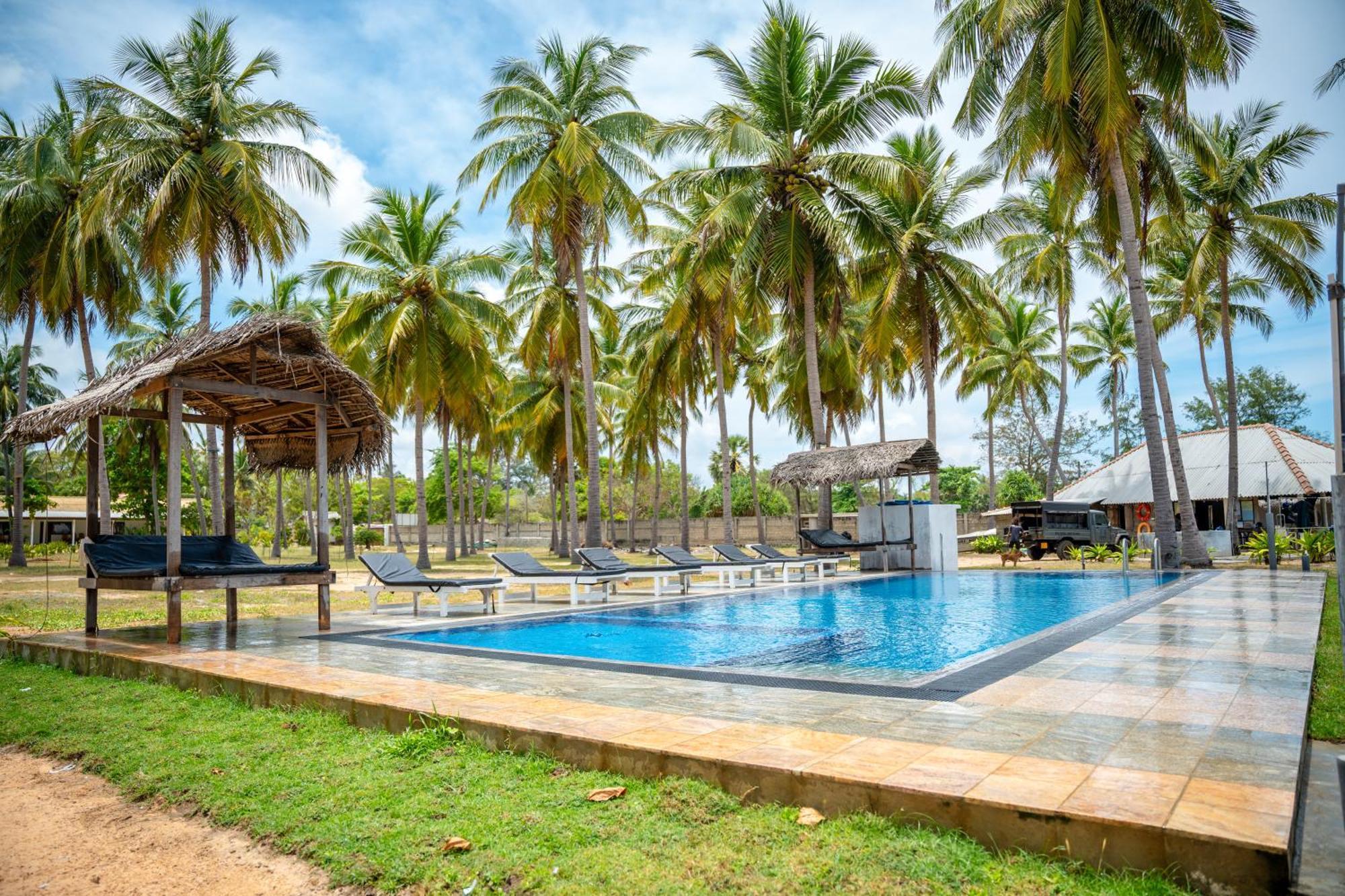 Sea Way Hotel Nilaveli Exterior photo